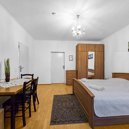 Spacious Three-Bedroom, Three King-Size Beds Wien Eksteriør bilde