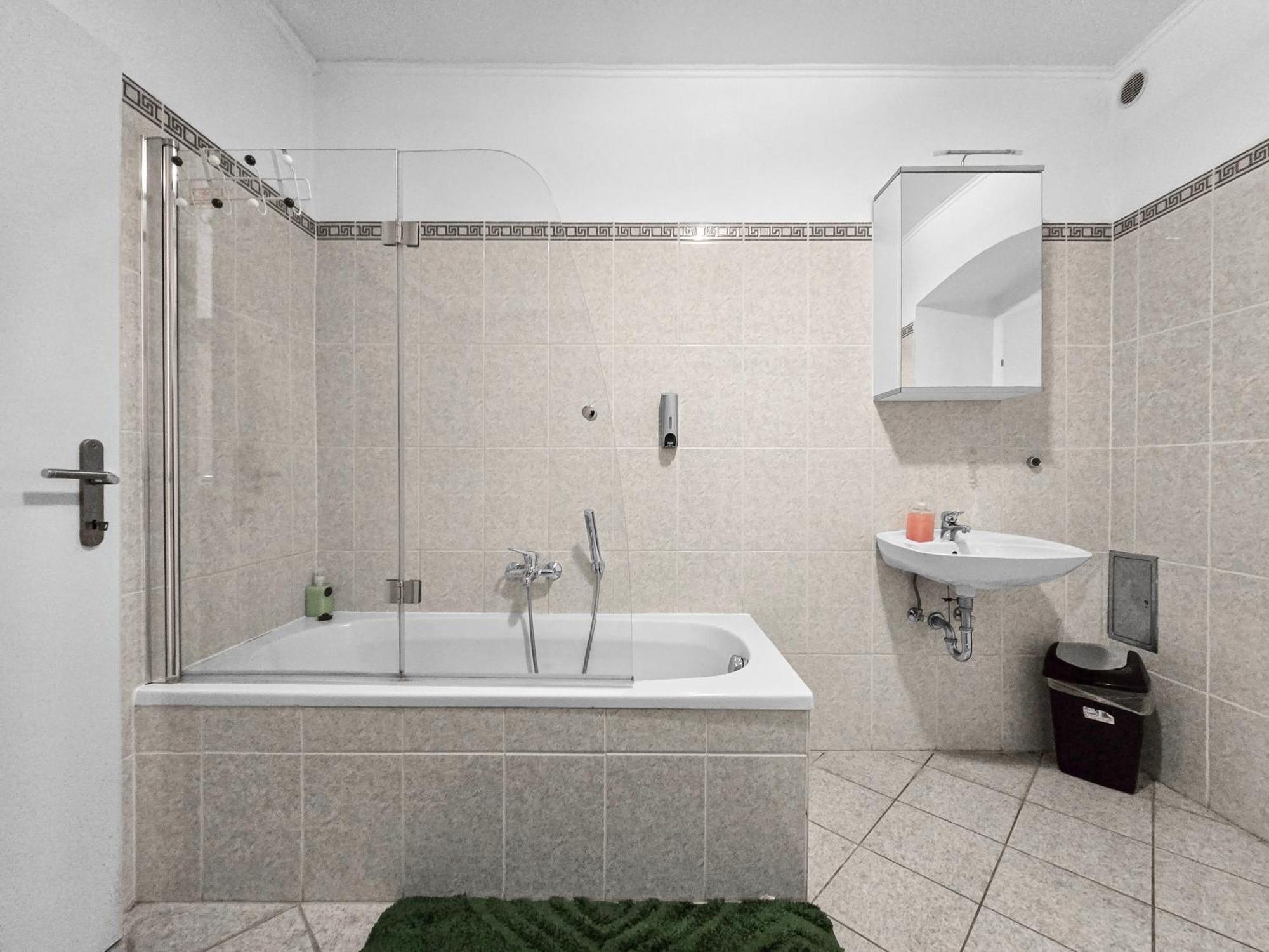 Spacious Three-Bedroom, Three King-Size Beds Wien Eksteriør bilde